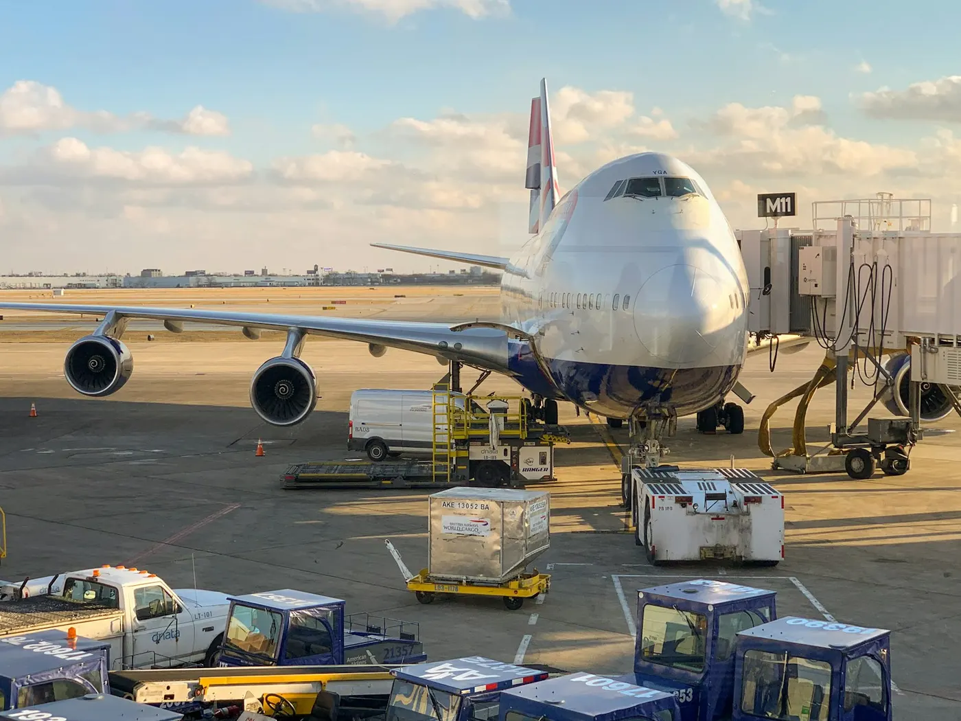 Un aereo cargo in carico